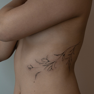 женская Черная  татуировка на боку #96927 | Тату мастер Sergeeva Tattoo