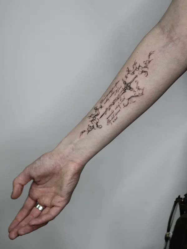 black fineline tattoo auf forearm #91967 | Tätowierer Диана Унамун