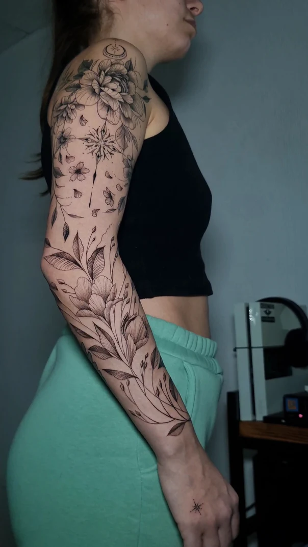 Файнлайн Flowers, Leaves tattoo на Полный рукав