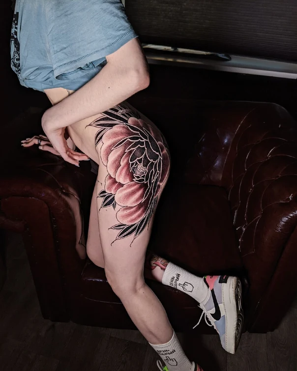 Иллюстративная Flower, Peony tattoo на Thigh