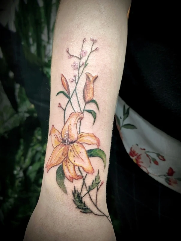 Ботаническая Flower, Lily tattoo на Предплечье
