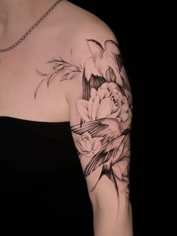 female black and grey illustrative Tatuaggio su shoulder #92260 | Tatuatore Евгений Коваль