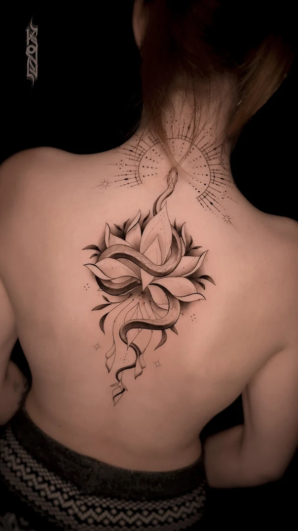 Файнлайн Lotus, Snake tattoo на Верхняя часть спины