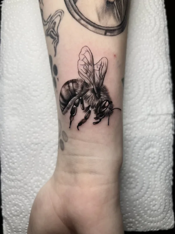 female blackandgrey microrealism Tatuagem em forearm #96960 | Tatuador Daniel Escalante