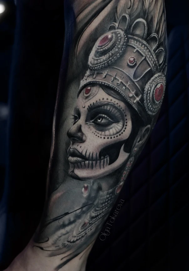 Чёрно-серая Skull, Woman tattoo на Предплечье
