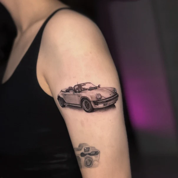 Реализм Car, Camera tattoo на Плечо