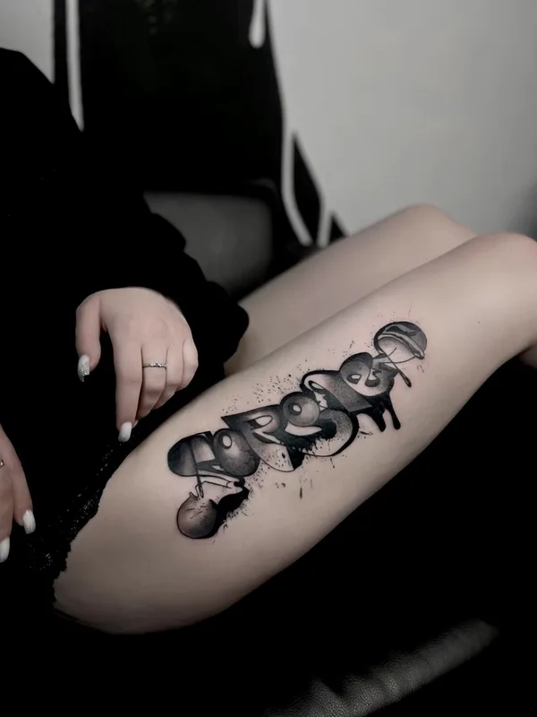 female black and grey blackwork 纹身 在 thigh #93160 | 纹身师 Анастасия Меррис