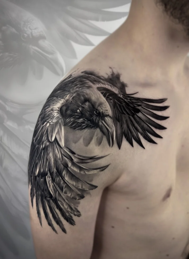 Significato del tatuaggio del corvo: memoria, profezia e miti legati a questo uccello