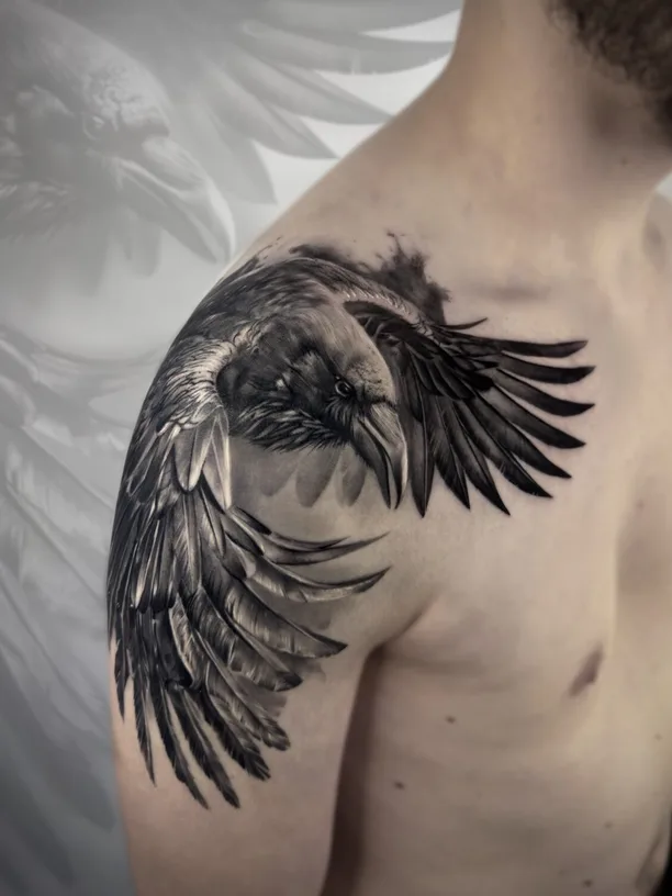 Bedeutung eines Raben-Tattoos: Erinnerung, Prophezeiung und die Mythen rund um den Vogel