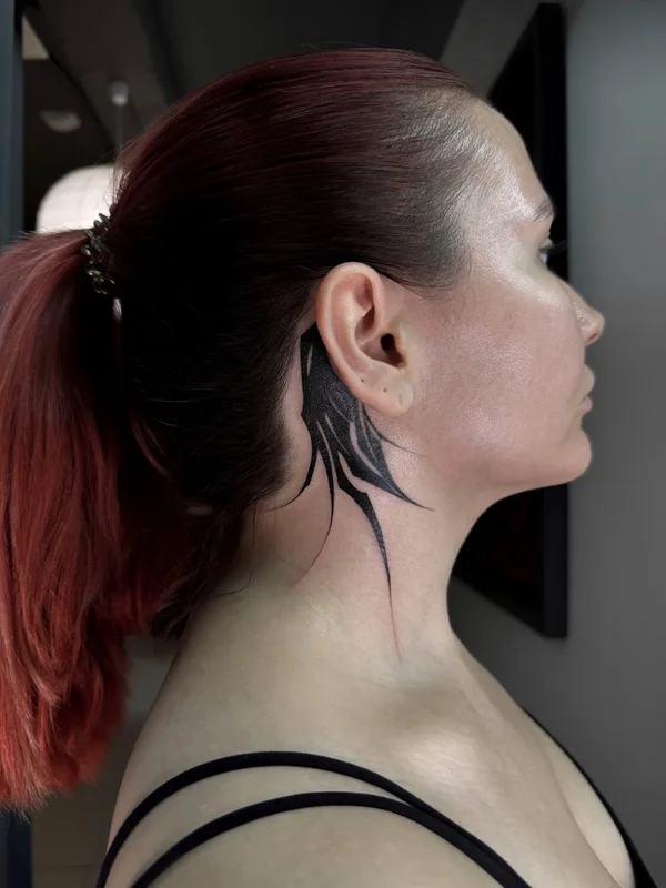 female black blackwork Tatuaggio su back of neck #93911 | Tatuatore Ксюша Борзая