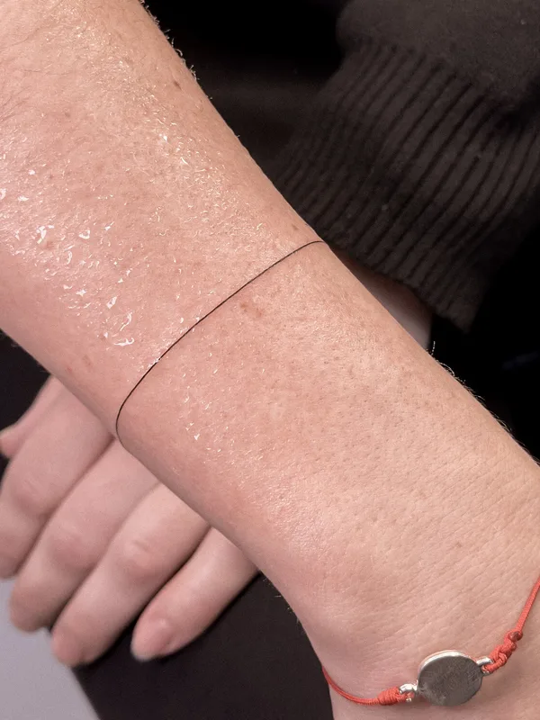 black fineline tatuaje en wrist #94067 | Tatuador Valeriatattooer