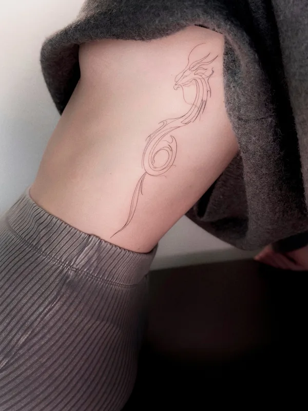 black linework tatuaje en side #94070 | Tatuador Valeriatattooer