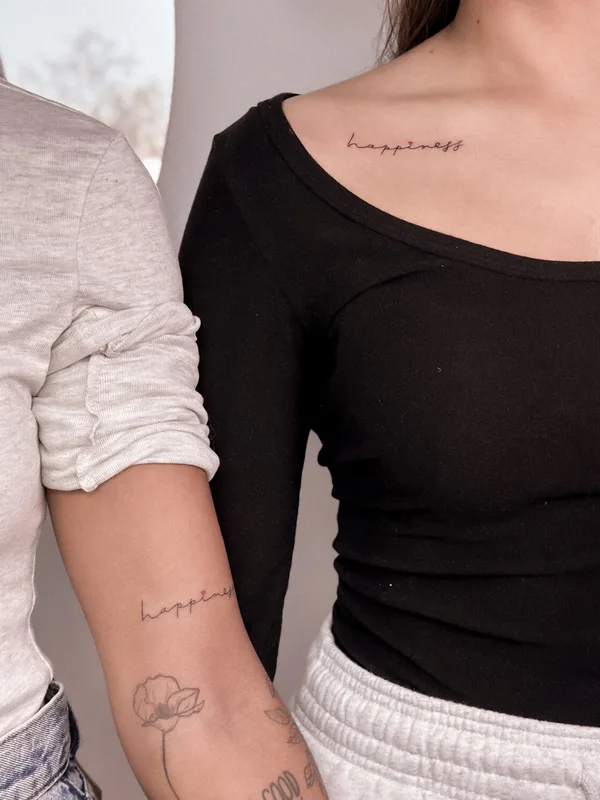 female black fineline tatuaje en collarbone #94074 | Tatuador Valeriatattooer
