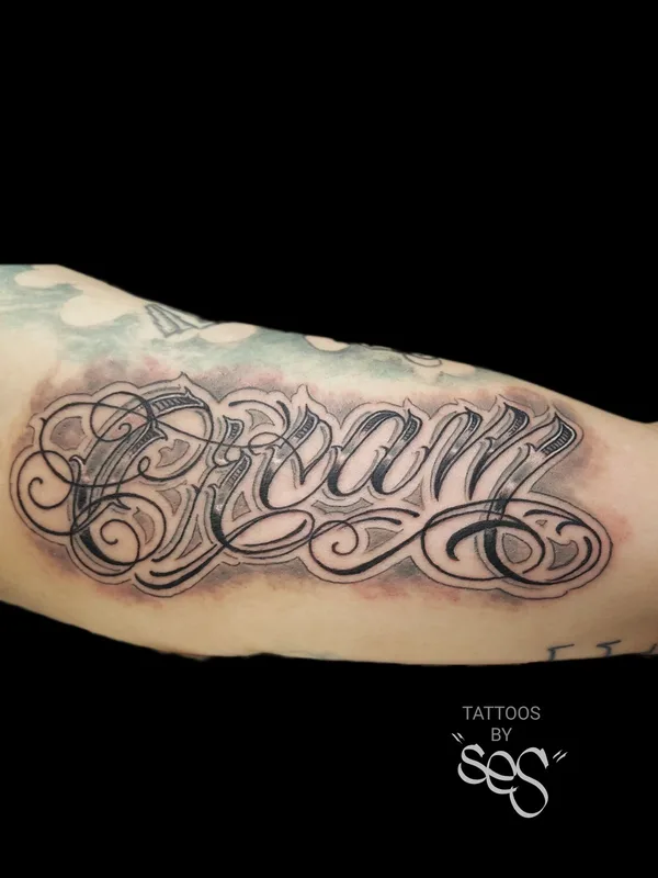 male blackandgrey chicano tatuaje en biceps #94397 | Tatuador Ses Con