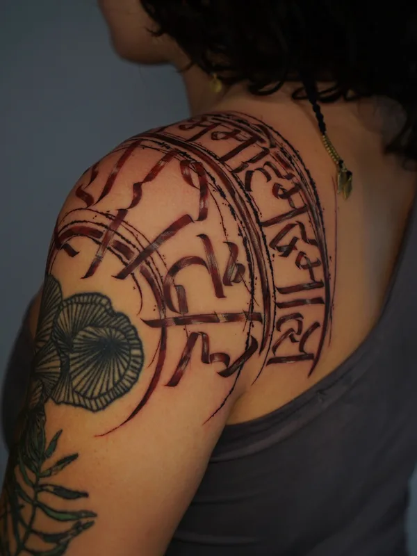 female color darklettering 타투 부위 shoulder #94841 | 타투이스트 Nikita Presnyakov