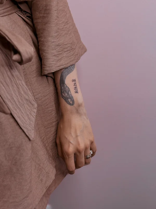female black and grey black and grey tatouage sur forearm #94254 | Artiste tatoueur ALEXANDRA DUDKA
