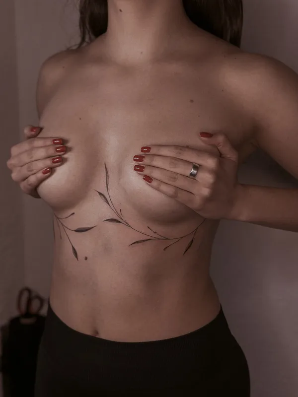 female black fineline tatouage sur sternum #94262 | Artiste tatoueur ALEXANDRA DUDKA