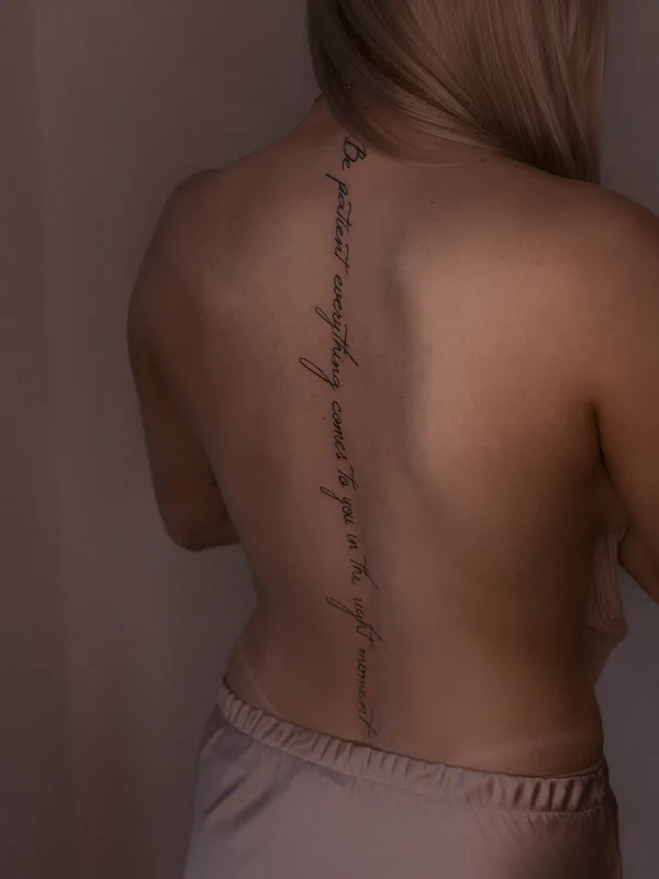 female black lettering tatouage sur spine #94263 | Artiste tatoueur ALEXANDRA DUDKA