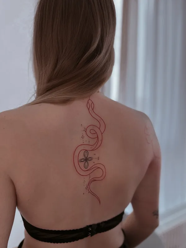 female color fineline tatouage sur upper back #94264 | Artiste tatoueur ALEXANDRA DUDKA