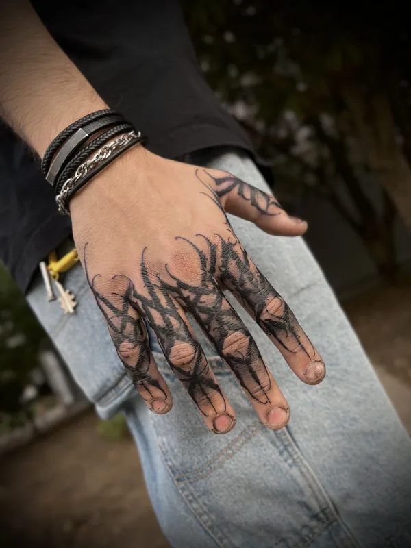 black blackwork 纹身 在 hand #94516 | 纹身师 Дарья Гречко