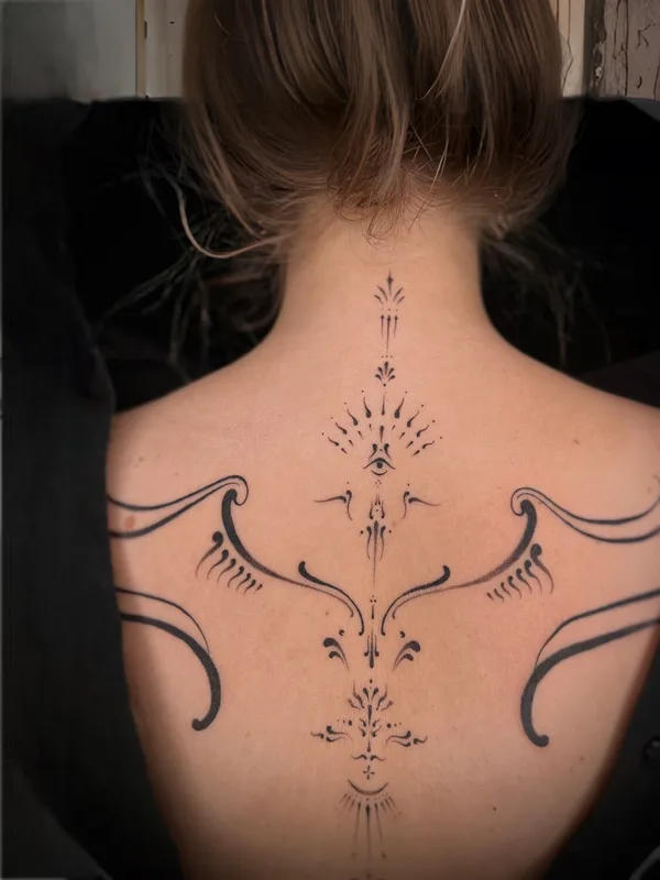 female black linework 纹身 在 upper back #94519 | 纹身师 Дарья Гречко