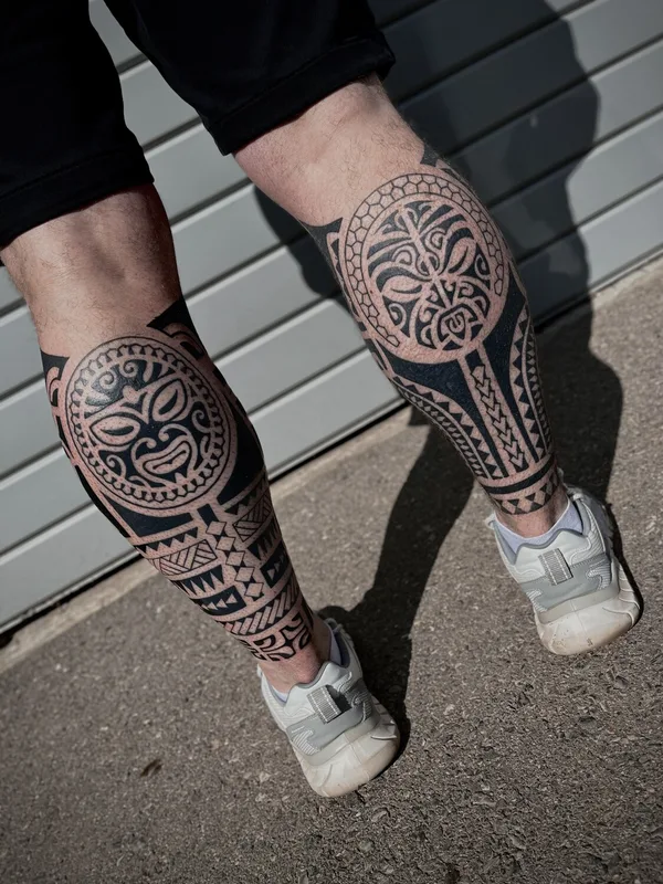 black tribal 纹身 在 full leg #94522 | 纹身师 Дарья Гречко