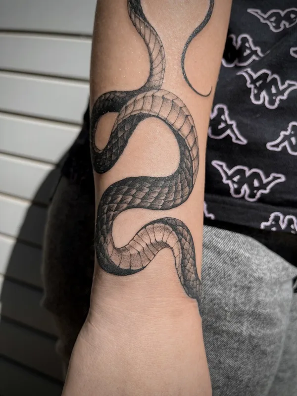 black and grey blackwork 纹身 在 forearm #94526 | 纹身师 Дарья Гречко