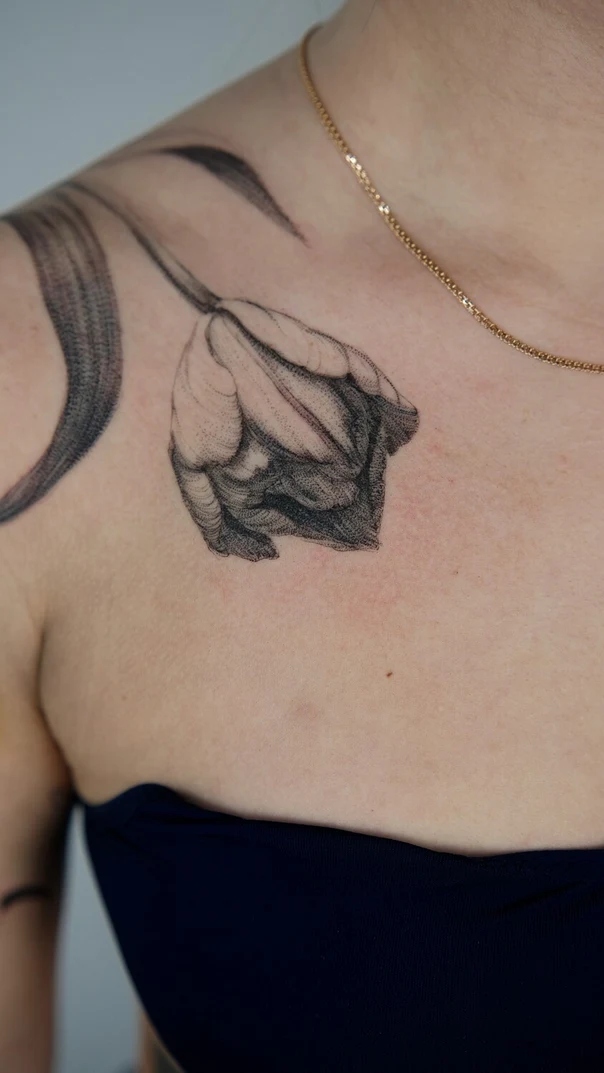 Дотворк Flower, Tulip tattoo на Ключица