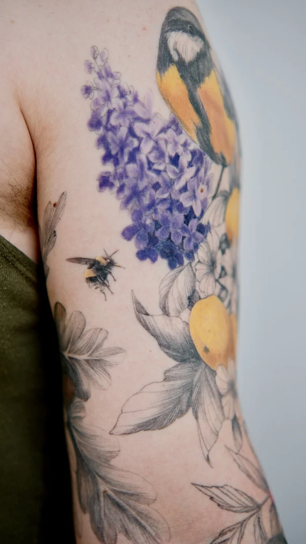 Иллюстративная Bird, Flowers tattoo на Плечо