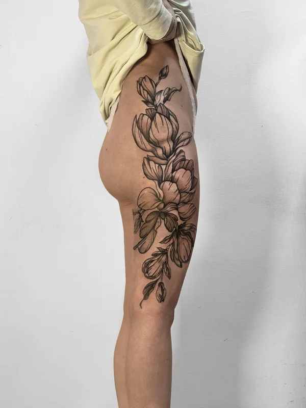 female black and grey botanic Tatuaggio su thigh #100664 | Tatuatore Алина Авангард