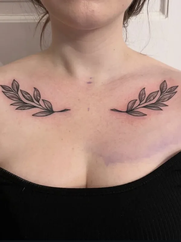 female black and grey fineline 纹身 在 collarbone #95440 | 纹身师 Alina VIVES