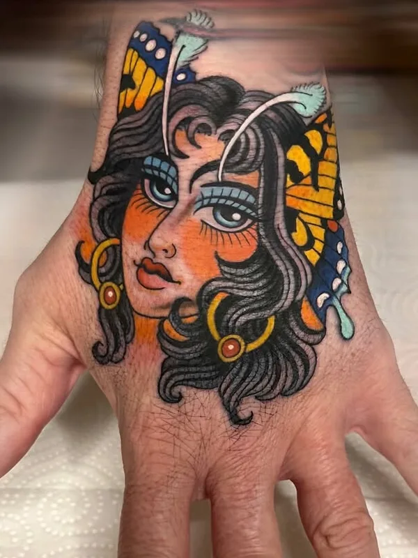 color neo-traditional 纹身 在 hand #95443 | 纹身师 Alina VIVES