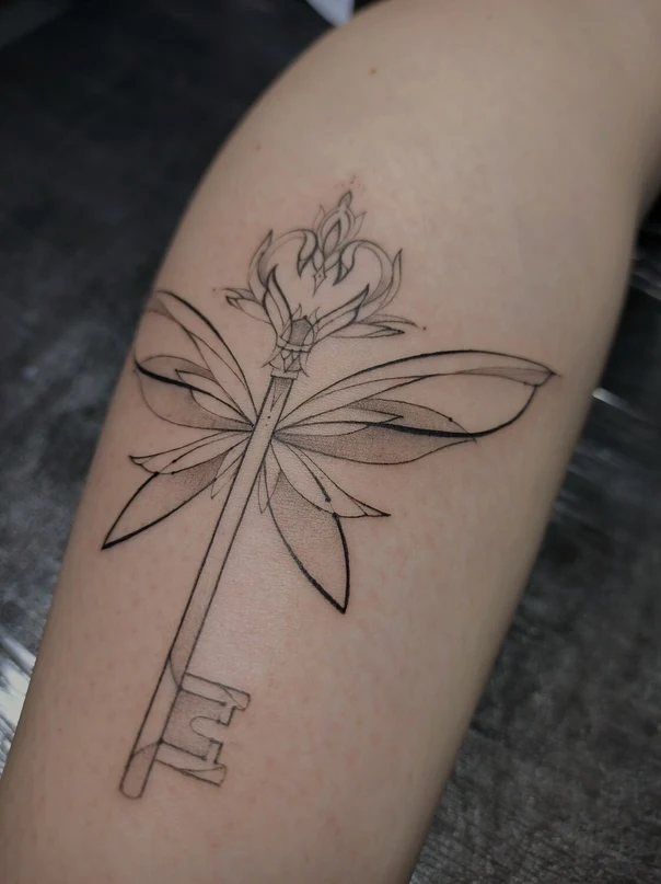Лайнворк Key, Wings tattoo на Предплечье