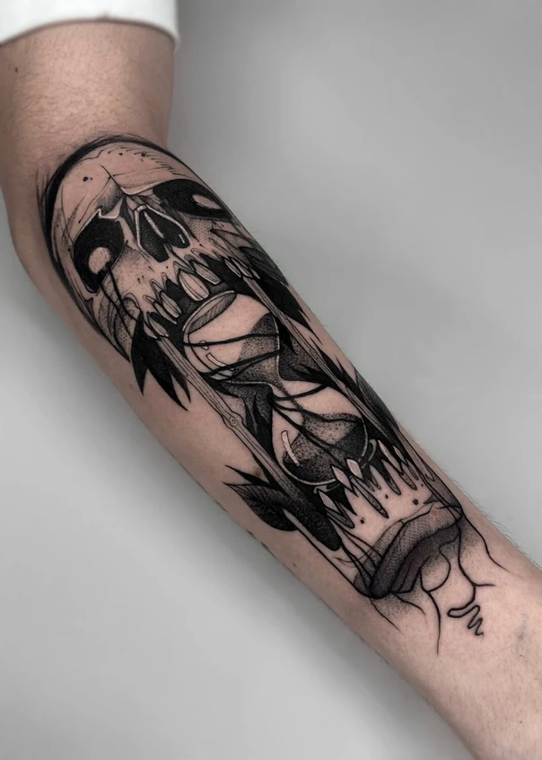 Блэкворк Skull, Hourglass tattoo на Предплечье