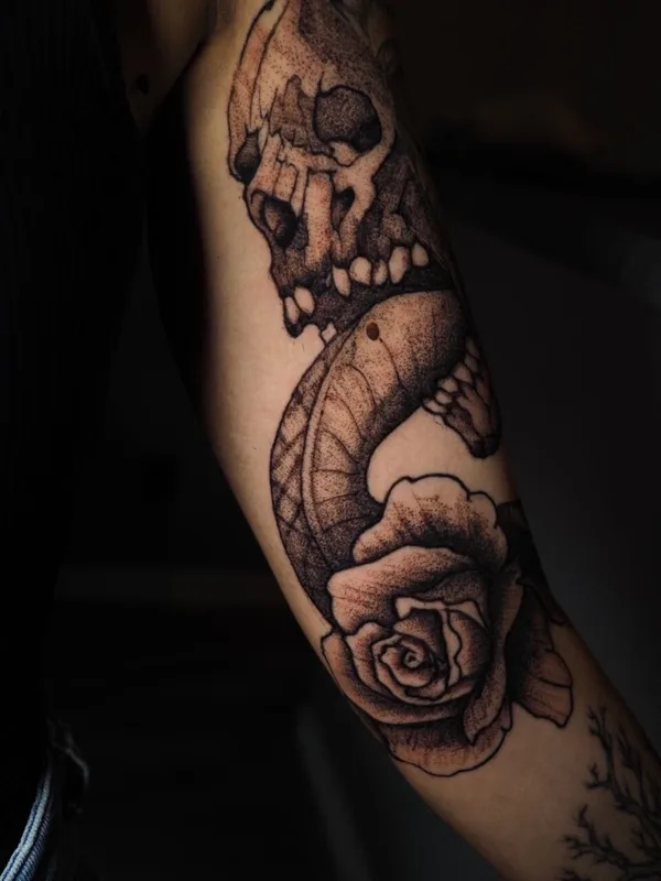 black and grey blackwork 纹身 在 forearm #96515 | 纹身师 Андрей Лапшин