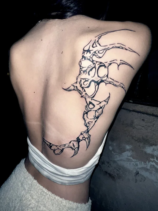 female black blackwork tattoo auf upper back #96623 | Tätowierer Серёжа bochagger