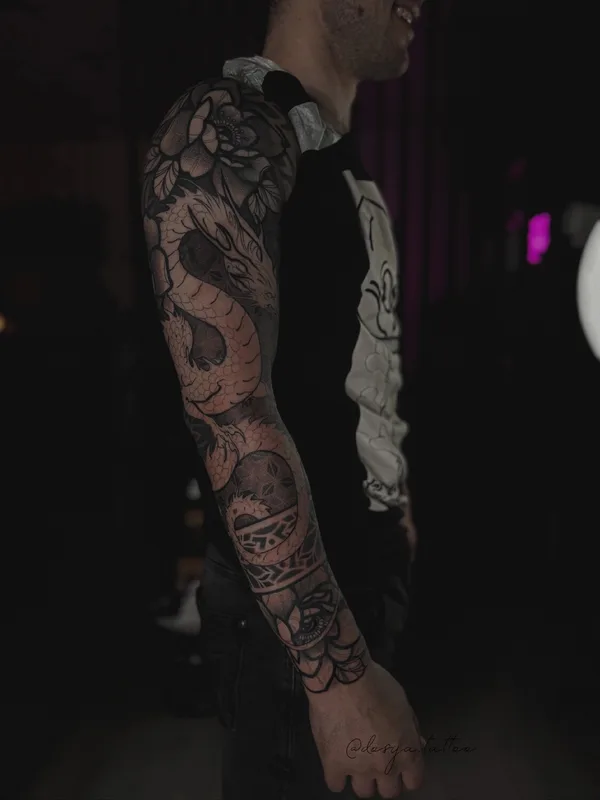 male blackandgrey graphic Tatuaggio su sleeve #96855 | Tatuatore Дарья Салманова