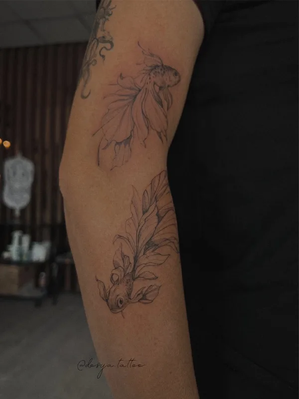 female blackandgrey graphic Tatuaggio su arm #96862 | Tatuatore Дарья Салманова