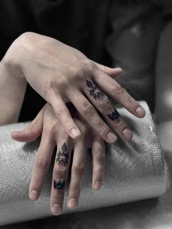 female black abstract 纹身 在 fingers #97079 | 纹身师 Мария Наумова