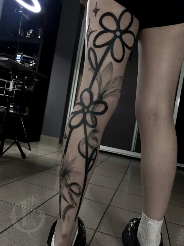 black and grey blackwork tatouage sur calf #97399 | Artiste tatoueur Амина Гасай