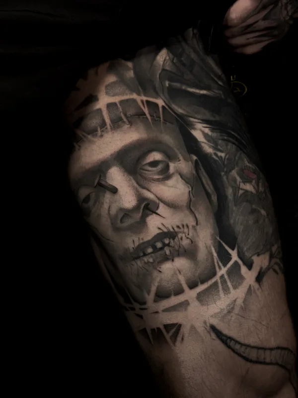 black and grey realism tatouage sur bicep #97405 | Artiste tatoueur Амина Гасай
