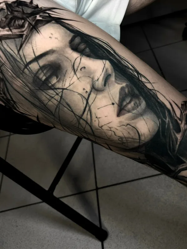female black and grey realism tatouage sur calf #97400 | Artiste tatoueur Амина Гасай