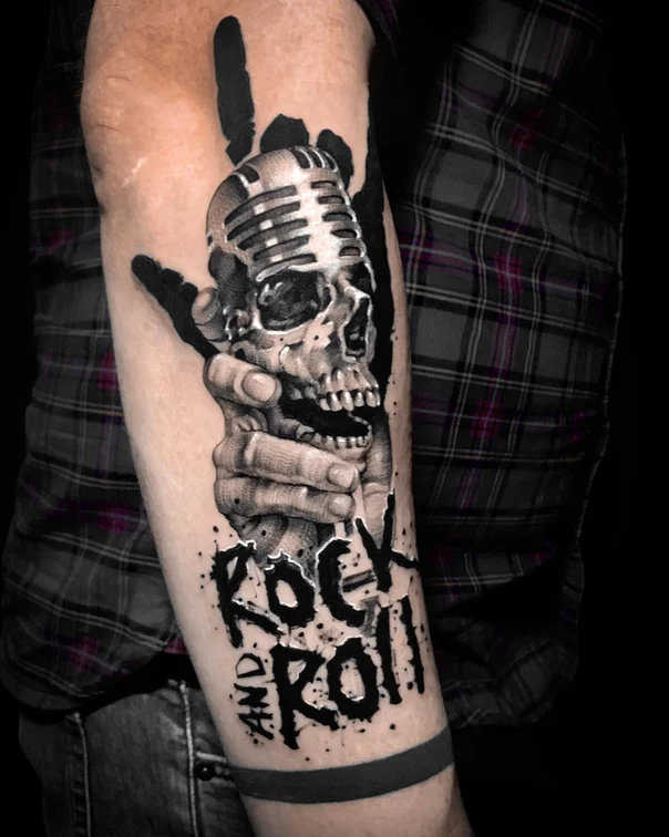 Чёрно-серая Skull, Microphone tattoo на Предплечье