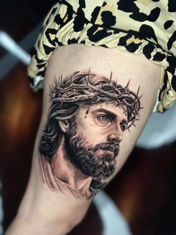 black and grey realism tattoo auf thigh #128192 | Tätowierer Javier Camargo