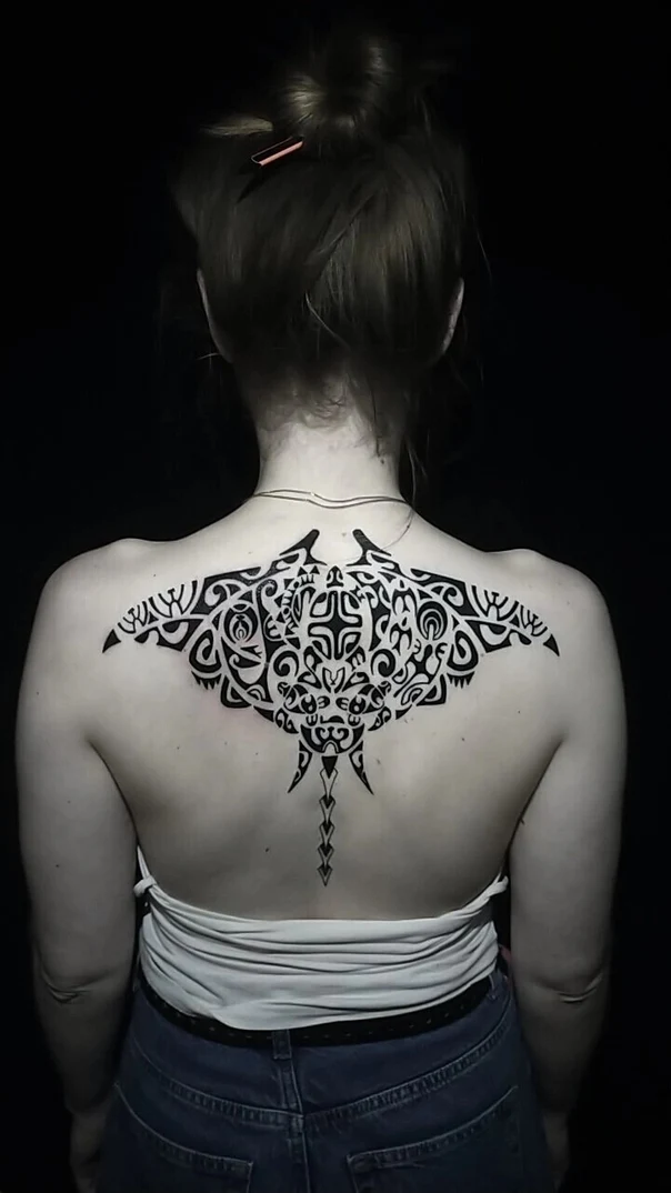 Трайбл / Племенная Manta ray, Geometric tattoo на Верхняя часть спины
