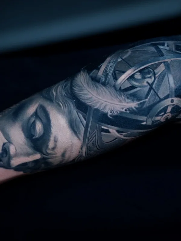 black and grey realism tattoo auf forearm #97991 | Tätowierer LUVRIN 