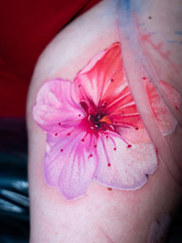 color watercolor tattoo auf thigh #97993 | Tätowierer LUVRIN 