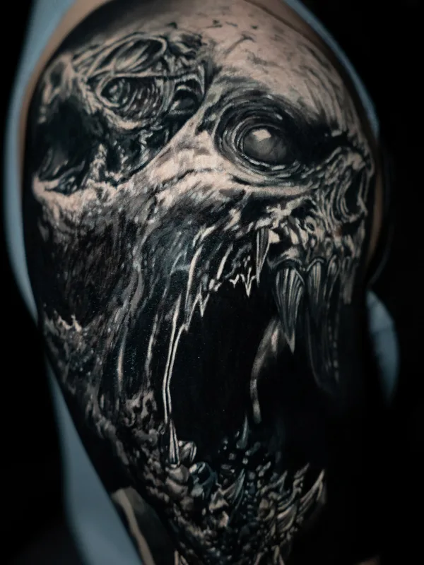 black and grey black and grey tattoo auf shoulder #97996 | Tätowierer LUVRIN 