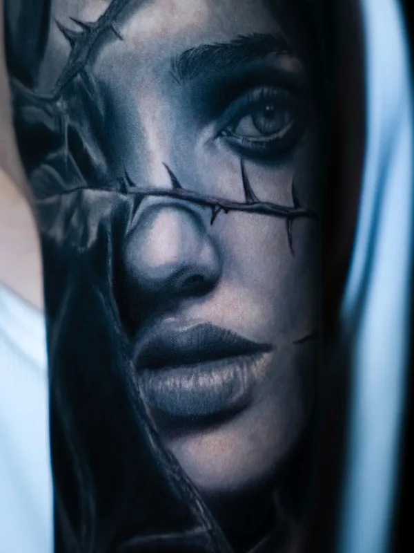 female black and grey realism tattoo auf upper arm #97997 | Tätowierer LUVRIN 