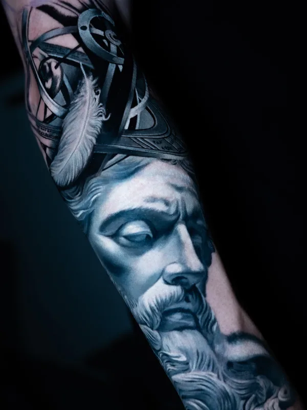black and grey realism tattoo auf forearm #98000 | Tätowierer LUVRIN 